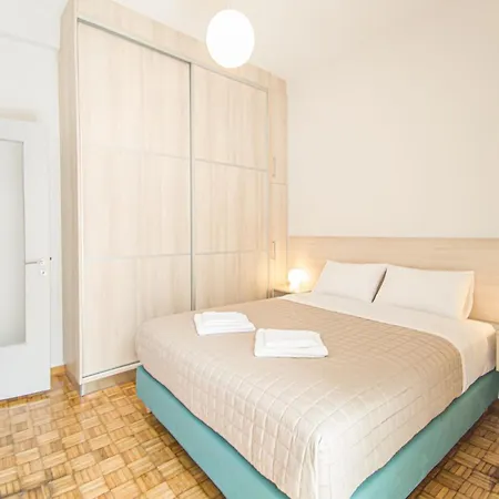 Centre Oasis: Renovated With Roof Garden Apartment