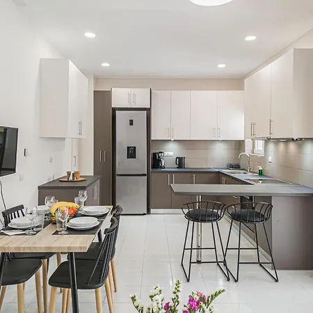 Fully Renovated In The Centre With Roof Garden! 3 Minutes From The Bus Station And 6 Minutes From The Old Town * Chania (Crete)